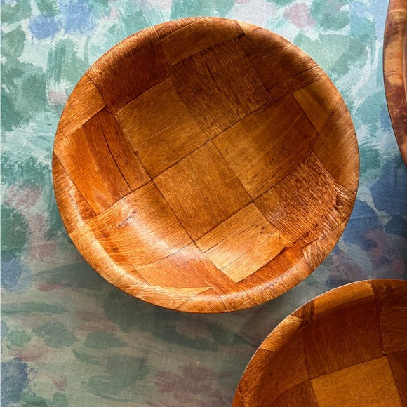 1970’s Weaved Wood 14” Salad Bowl with 4 - 8” bowls - Picture 9 of 11